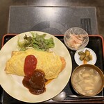 Kakureya Dainingu Nabeya - 煮込ハンバーグ付きオムライス980円を大盛＋100円