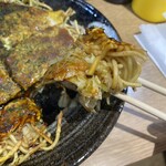 Hiroshima Okonomiyaki Okachan - 麺が軽くパリッとして、野菜がしっとり