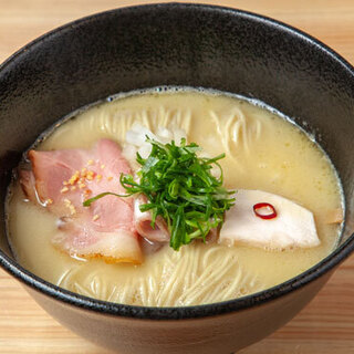 鶏の旨味が凝縮した濃厚な鶏白湯スープ「鶏そば」1,000円