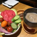 野菜がおいしいレストラン LONGING HOUSE - 元気な野菜たちのバーニャカウダ。ハーフサイズ。ハーフでボリュームかなりあります。信州味噌とアンチョビソースだいただきます。野菜が本当に美味しい。