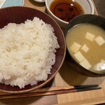 もり田 - ご飯　中盛ほど、白味噌の味噌汁