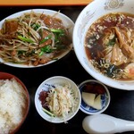 登龍門 - ニラレバ炒めと半ラーメン（ライス付き）＠900円