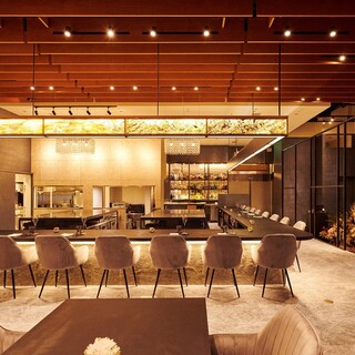 カジュアルにお過ごしいただけるカウンター席はライブ感満載