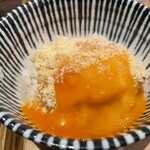 Tokyo Ajifurai - アジフライにパルメザンチーズを振り掛けてダシ玉子の黄身の卵かけご飯