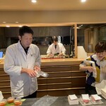 根津松本 - 仲の良い店主さんとご夫人　それと店内奥を望む