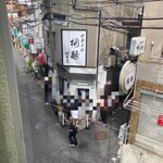 Umeda Meigetsukan - 店内から見えるラーメン店の行列