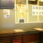 Hachijuuen Yakitorisemmontennobunaga - ベンチシートでゆったりくつろげるテーブル席