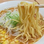 らー麺 畑 - 味噌ラーメンの麺は細麺