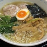 具のチャーシューが美味しく、なかなか手の混んだ塩ラーメンもオススメ