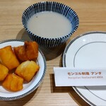 モンゴル料理 アンダ - サービスでいただいたミルクティと揚げパン