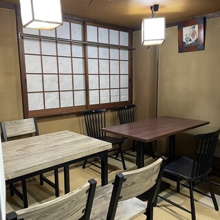 There are table seats and counter seats available in the store♪