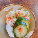 天ぷら 大樹 - お漬物　写真撮る前に思わず一味振った汗