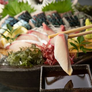 Kyushu Netsuchuya brand's absolute signature menu! "Live Bungo mackerel sashimi"