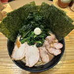 Yokoyokoya - 中盛りチャーシュー麺にのり、生わかめ、トッピング　