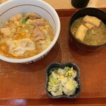 なか卯 - 料理写真:親子丼・みそ汁・京風つけ物