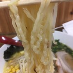 Sapporo Ramen Ikkou - 結構ウネりが強めなちぢれ麺なんで厳しい