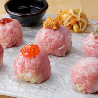 遊び心の料理が自慢！A5ランクの黒毛和牛使用の赤酢肉手毬寿司