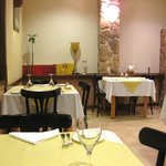 ポルトブラン - 店内はゆったり広々（右側に広い）