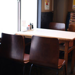 いろは食堂 - 店内は、４名掛テーブルが並ぶ。一人客も多く、気楽に入れます。