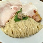 中華蕎麦 仁香 - 具材は、岩中豚チャーシュー、しじみ舞茸バター、青味、イタリア産無添加からすみ。