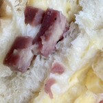 カフェ・ド・クリエ - 3種のチーズクロワッサンの断面。これはクロワッサンじゃない