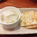 創作ごはんと和飲 くるまや - いぶりがっこチーズ拡大