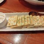 創作ごはんと和飲 くるまや - いぶりがっこチーズ　580円