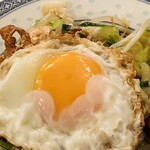 良友酒家 - なぜか目玉焼きがのってる