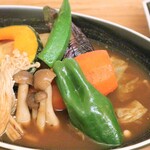Shiki Aisai Dainingu - 【野菜のスープカレー】野菜がゴロリと入り、スパイスがしみ込んだスープカレーはヘルシーで満腹♪