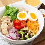 四季愛菜ダイニング - 【蕎麦ボウル】世界が注目するSOBA BOWL。ボウル状の器に蕎麦と野菜やお肉をドレッシングと混ぜて食べるSOBA BOWLがヘルシーと話題。SIKI AISAI流SOBA BOWLは身体に嬉しいスパイスを20種類混ぜたホットスパイス付き激うまSOBA BOWLです。中毒者続出！！