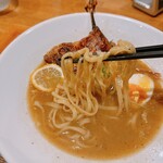 麺屋 護城 - 【鴨ラーメン　1400円】麺リフト