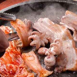 Your appetite will be whetted♪ Authentic samgyeopsal and dakgalbi are all you can eat!