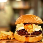 BurgerShop HOTBOX - テリヤキソースと
      小野養鶏場《おのたま》の卵ゴロゴロタルタルソースと
      濃厚クリームチーズバーガー　
      フレンチフライ付