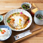 四季愛菜ダイニング - 【まんぷくカツ煮御膳】豚ロースのとんかつを自家製の丼たれで煮込み、たまご２個でとじた満ぷく間違いなしのメニューです。 ごはんに乗せて食べると絶品ですよ！