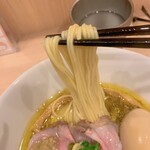 中華蕎麦 一心 - 味玉焼豚塩蕎麦  綺麗に折り畳まれたストレートの細麺