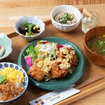 Shiki Aisai Dainingu - 【デイリーランチ】毎日おかずが変わる日替わり ランチ ♪メインのおかずは、から揚げ や ハンバーグ 、 とんかつ や しょうが焼 など、毎週月曜日にインスタにて配信！ どれも 手作り で 美味しい !選べるのっけ ごはん と、本日の小鉢、兵庫の地豆富、ひとくち十割蕎麦、みそ汁がついてる充実っぷり！16時まで頼めるのも魅力です！