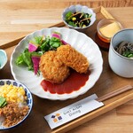 四季愛菜ダイニング - 【懐かしコロッケ御膳】やさしい味のビーフコロッケは、サクサクの衣にほんのり甘いじゃがもの旨みにほっこり。カニクリームコロッケは、洋食屋さん顔負けのとろ～り美味しさ溢れます♪自家製のトマトソースでどうぞ！