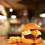 BurgerShop HOTBOX - テリヤキソースと
      小野養鶏場《おのたま》の卵ゴロゴロタルタルソースと
      濃厚クリームチーズバーガー　
      フレンチフライ付