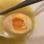 中華蕎麦 一心 - 味玉焼豚塩蕎麦   黄身にまで出汁の味が良く染みた味玉　断面