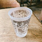ハティフナット - 初めに出された冷水　グラスの絵柄がメルヘンチック