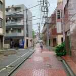 中華蕎麦 一心 - あづま通りに入りました　商店街は未だ少し先です