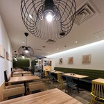 四季愛菜ダイニング - 広々とした４名様掛けテーブルが８席ございます。