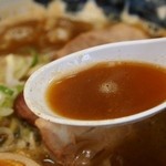 弟子屈ラーメン - 魚介しぼり醤油チャーシュー　スープ