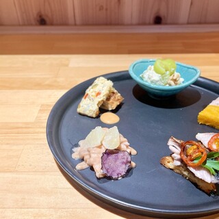 季節の食材を使用した、“和”をベースにした創作料理の数々