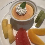 レストラン香味屋 - 教室終了後のデザートチーズケーキとフレッシュフルーツ(キュウイ・オレンジ・ルビーグレープフルーツ・マンゴー)
