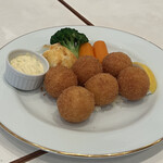 レストラン香味屋 - 総料理長が「家庭では丸型が良いのでは？」と作られたカニコロッケ、幻の丸型可愛い。