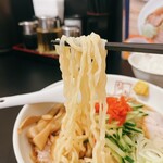 喜多方ラーメン 坂内 - 中華風冷やしラーメン　麺リフト