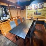 魚屋の台所 下の一色 - テーブル席の様子です