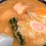 Saraya - とんこつ醤油ラーメン。
                      とんこつと喜多方ラーメンのコラボな感じですが、なかなか美味しい。