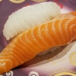 回転寿し トリトン - サーモン・えんがわ二種盛り。